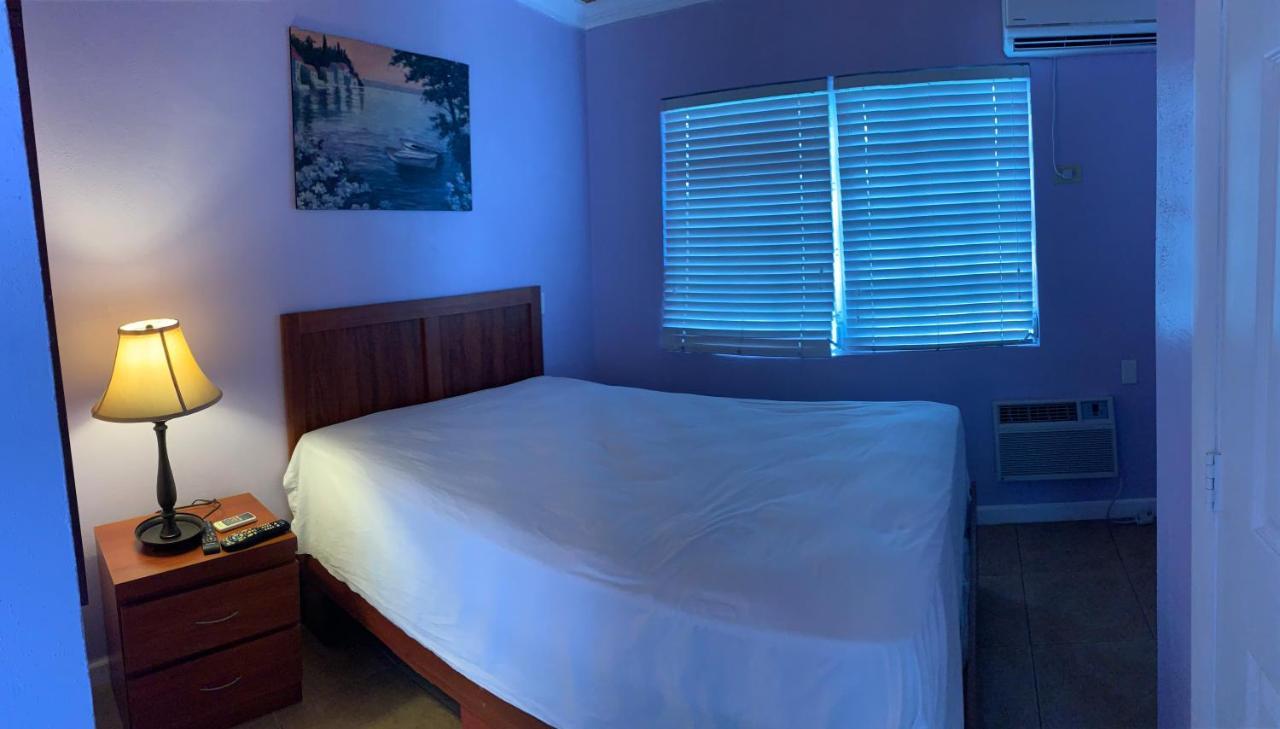 Bay Inn Estates Alice Town  Extérieur photo